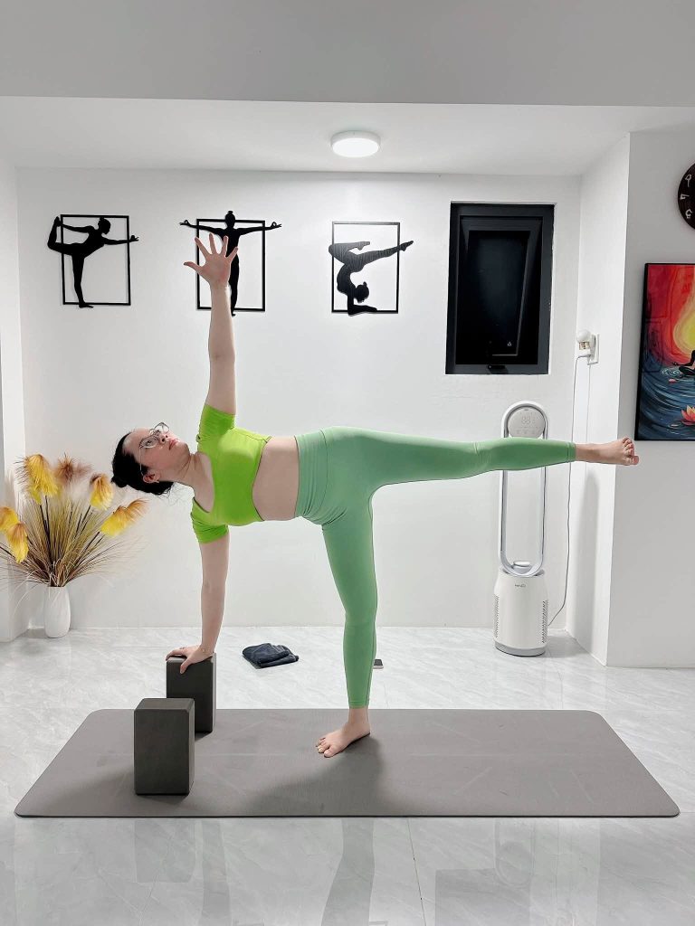 Tư thế nửa vầng trăng dùng gạch, kỹ năng hướng dẫn định tuyến cho huấn luyện viên yoga