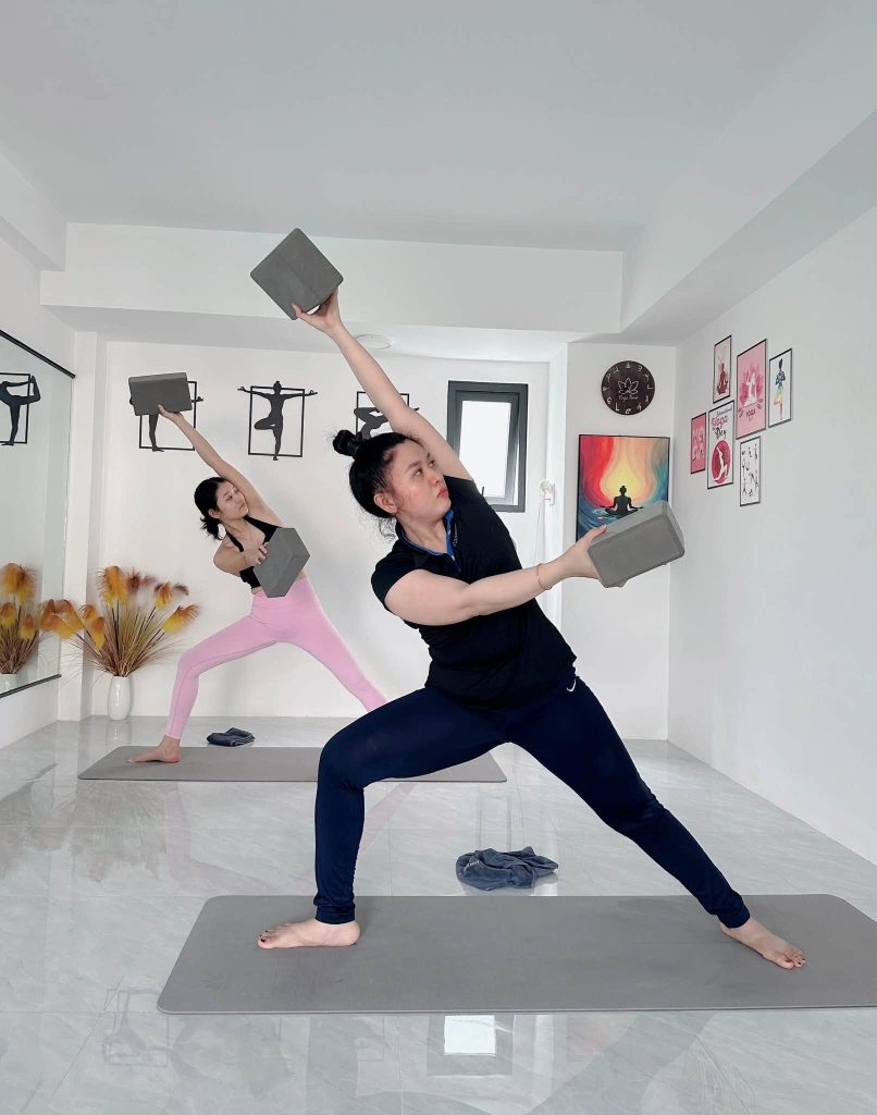 Hướng dẫn kỹ thuật yoga tư thế chiến binh II với gạch tập tại Yoga Phương Ruby Cần Thơ