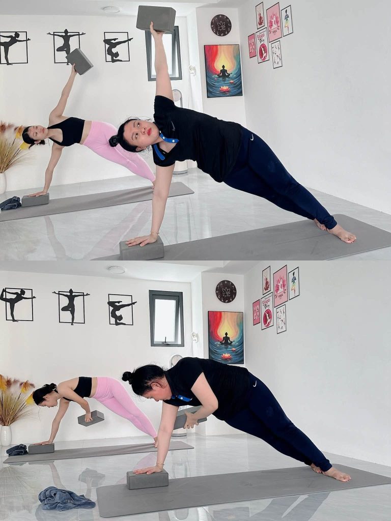Học viên thực hành tư thế góc nghiêng dùng gạch tập theo kỹ thuật yoga định tuyến