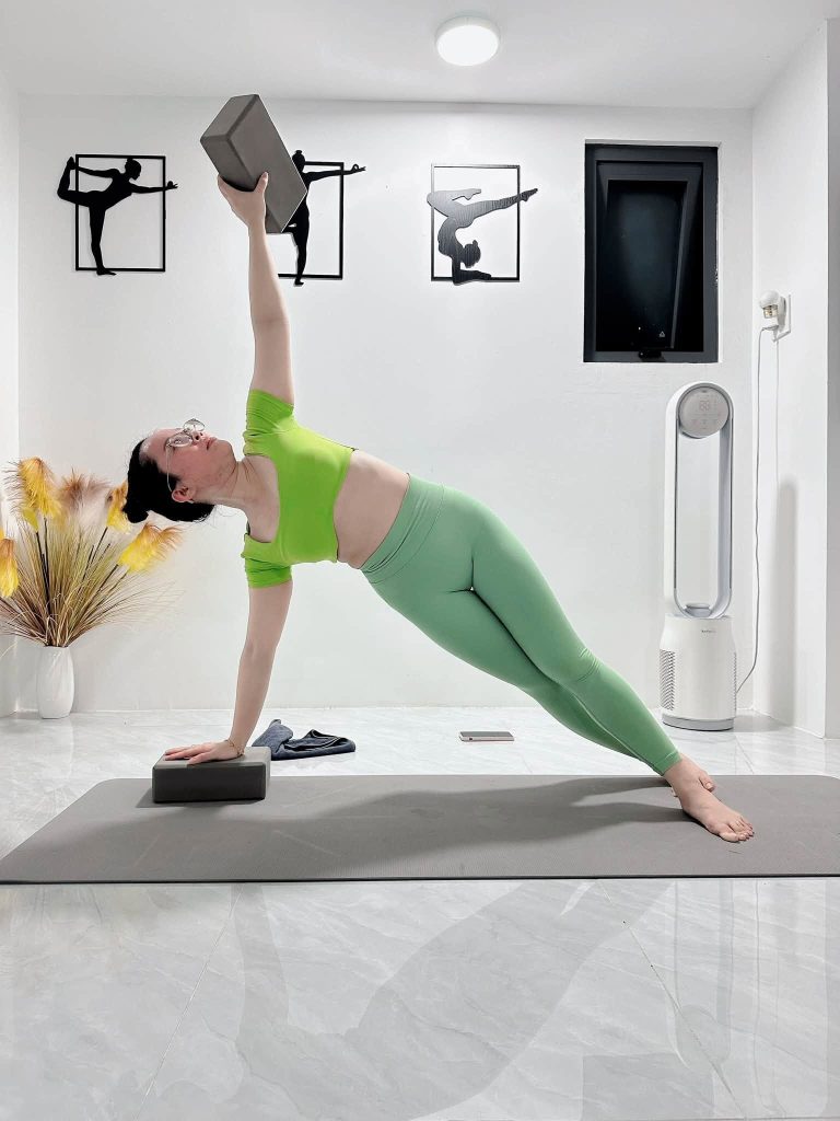 Kỹ thuật yoga tư thế plank nghiêng dùng gạch hỗ trợ định tuyến vai