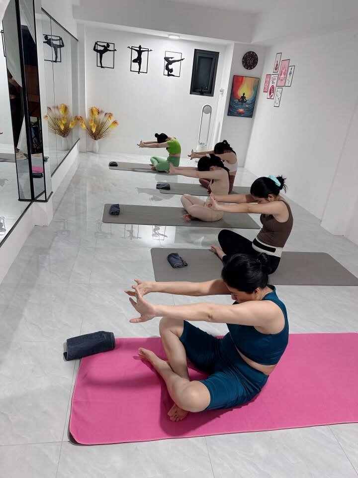 Lớp yoga nhóm cho người mới bắt đầu tập kéo giãn hông tại Cần Thơ