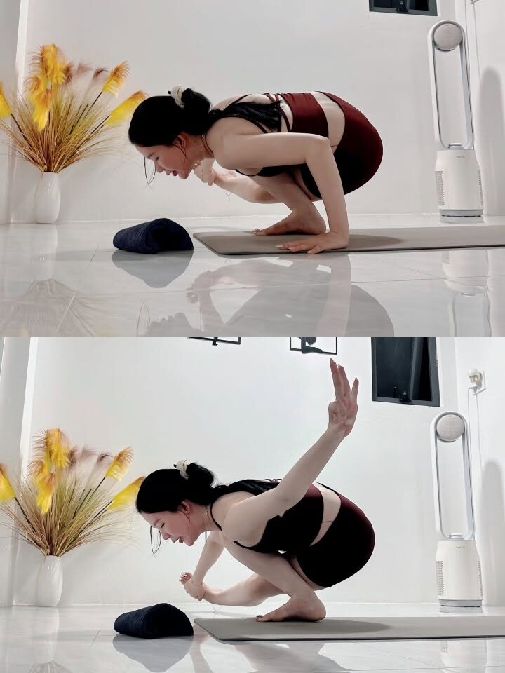 Học viên tập tư thế thăng bằng trên tay, đặt gối tập phía trước để an toàn