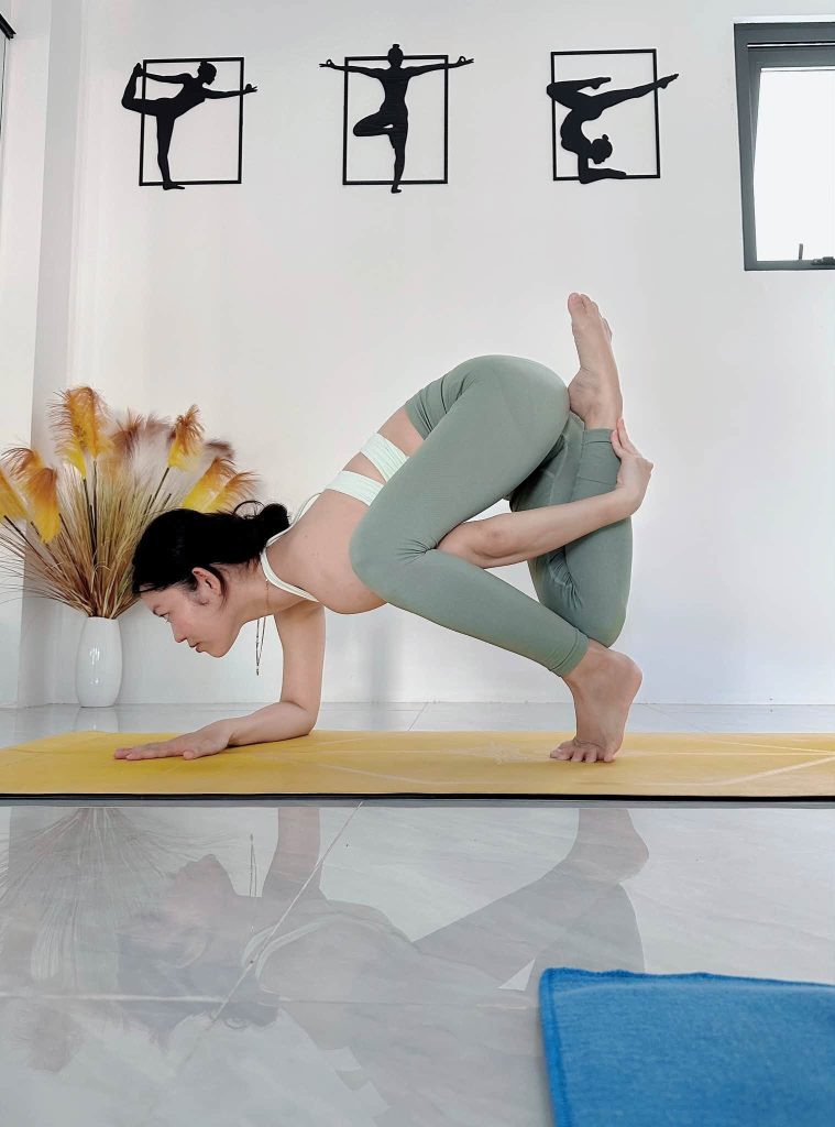 Tư thế bồ câu bay khi học yoga 1 kèm 1 tại Cần Thơ