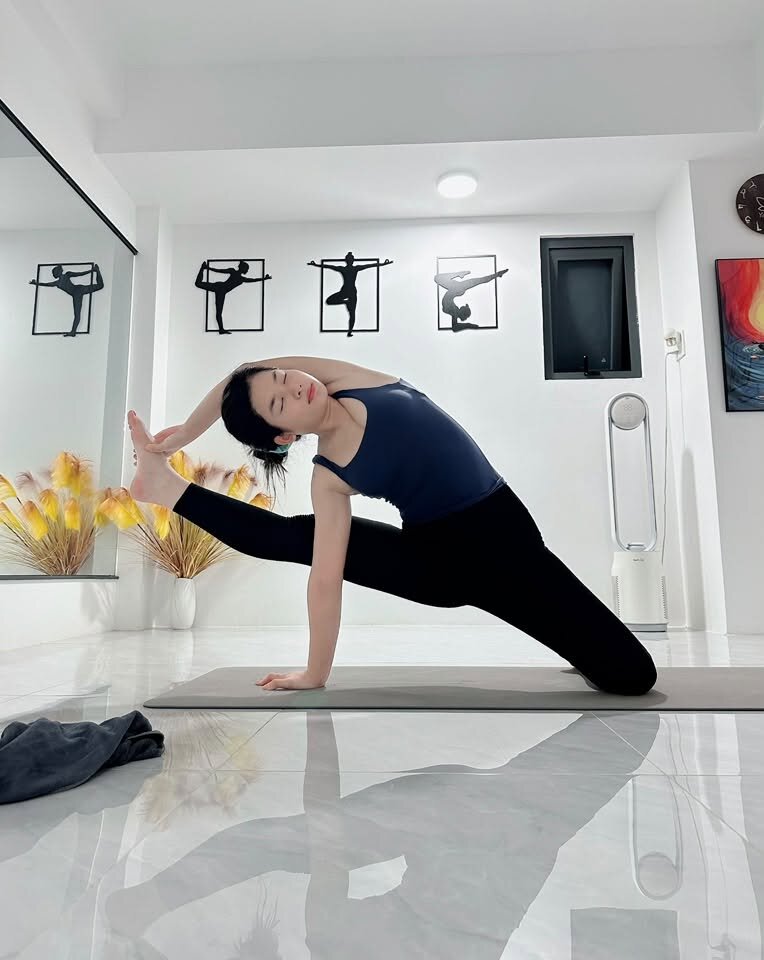 Buổi yoga 1 kèm 1 tại Cần Thơ: tư thế góc nghiêng kéo giãn sâu