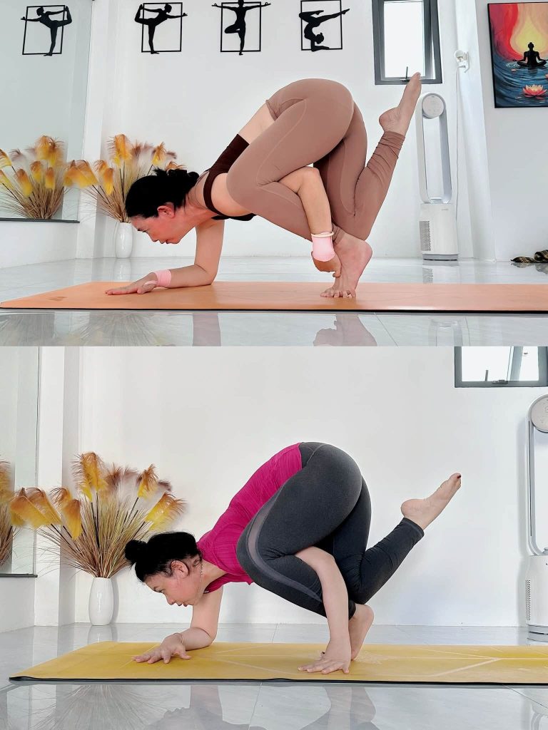Tư thế con quạ nghiêng trong lớp yoga 1 kèm 1 giúp tăng sức mạnh tay