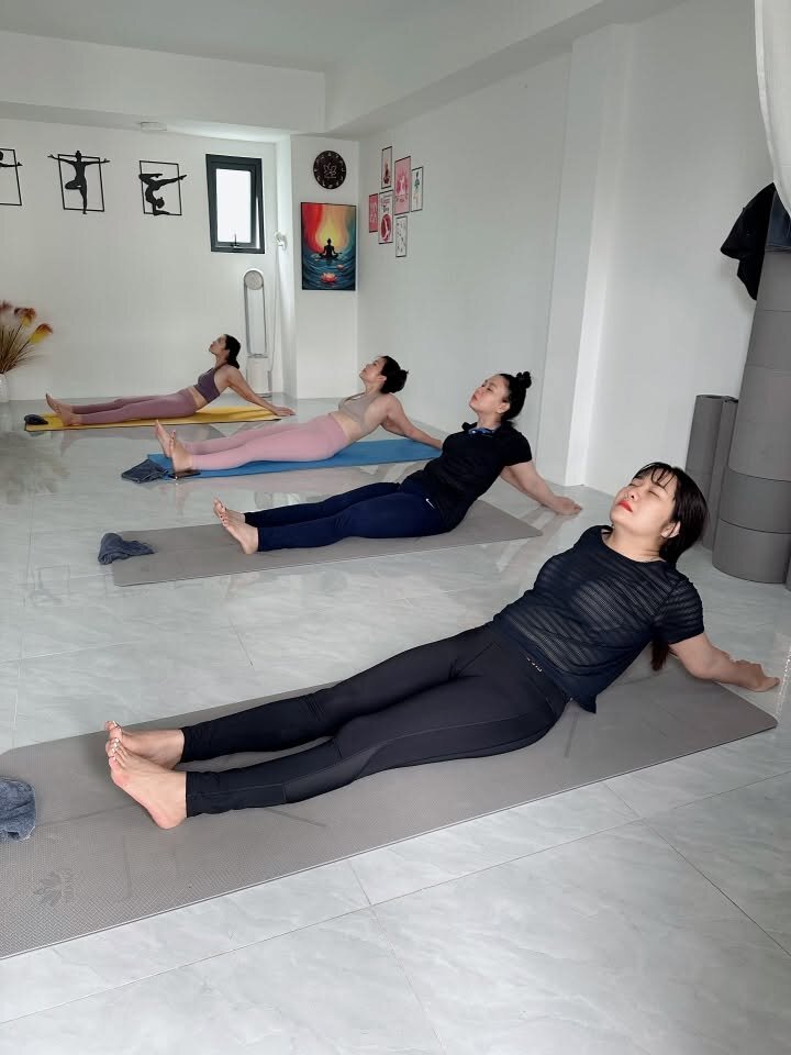 Lớp yoga cho người mới bắt đầu thư giãn với tư thế nằm nghiêng hồi phục tại phòng tập Cần Thơ