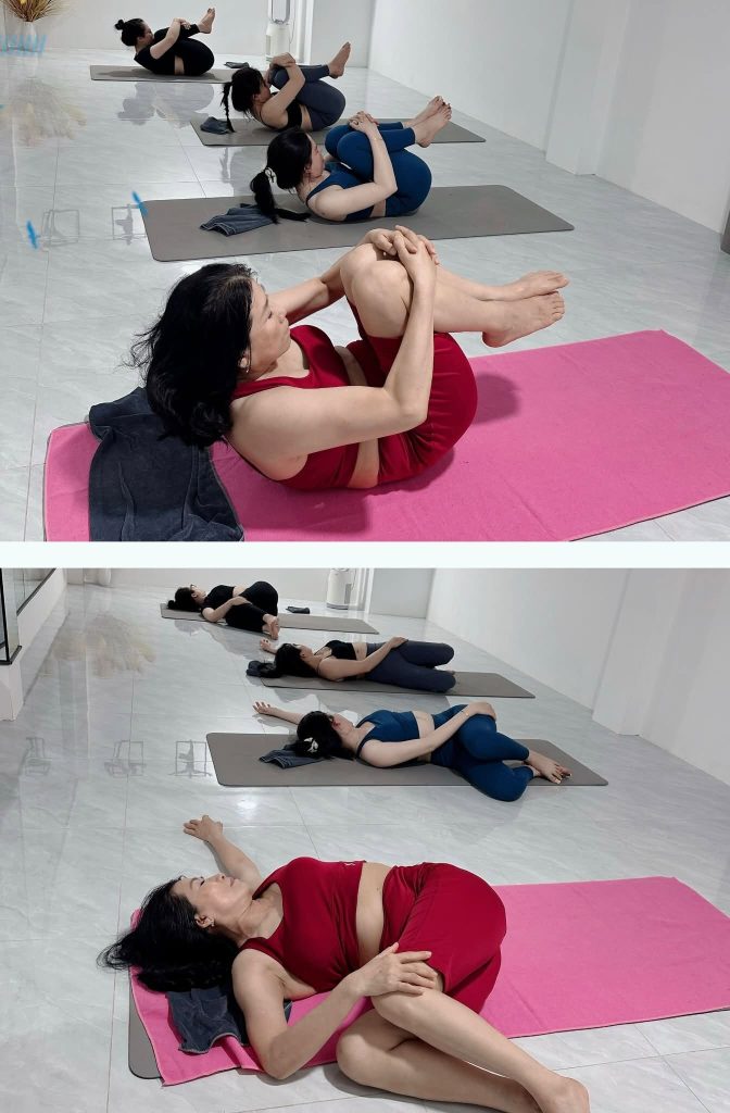 Học viên nằm ôm gối thả lỏng lưng dưới trong buổi yoga trị liệu tại Cần Thơ