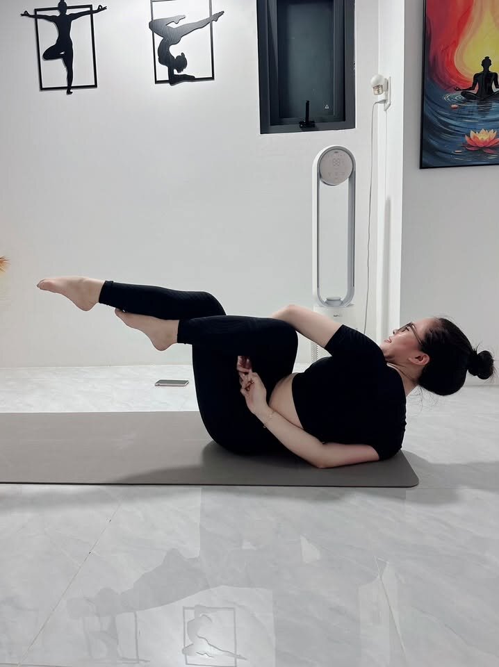 Bài tập nằm co gối kết hợp hơi thở hỗ trợ cột sống trong yoga trị liệu tại Yoga Phương Ruby