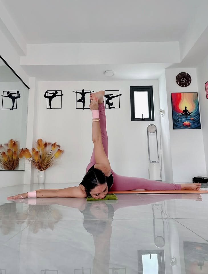 Nằm nâng chân thẳng kéo giãn gân kheo với dây hỗ trợ trong yoga trị liệu